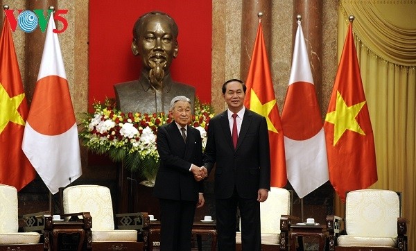 Staatspräsident Tran Dai Quang führt ein Gespräch mit dem japanischen Kaiser und der Kaiserin
